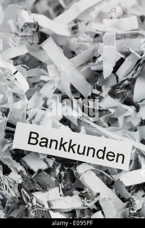 Fetzen Papier mit dem Stichwort Bankkunden, symbolische Foto Fue Datenvernichtung, Kundendaten und Bankgeheimnis, Papierschni Stockfoto