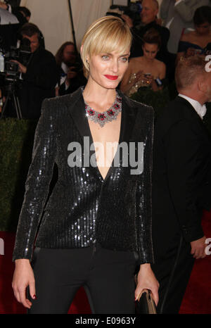 5. Mai 2014 - New York, New York, USA - Modell AMBER VALLETTA besucht die 2014-Kostüm-Institut-Benefiz-Gala-Eröffnung des "Charles James: über Mode und die neue Anna Wintour Kostüm Center' an das Metropolitan Museum of Art statt. (Bild Kredit: Nancy Kaszerman/ZUMAPRESS.com ©) Stockfoto
