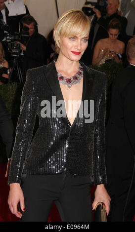 5. Mai 2014 - New York, New York, USA - Modell AMBER VALLETTA besucht die 2014-Kostüm-Institut-Benefiz-Gala-Eröffnung des "Charles James: über Mode und die neue Anna Wintour Kostüm Center' an das Metropolitan Museum of Art statt. (Bild Kredit: Nancy Kaszerman/ZUMAPRESS.com ©) Stockfoto