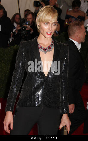 5. Mai 2014 - New York, New York, USA - Modell AMBER VALLETTA besucht die 2014-Kostüm-Institut-Benefiz-Gala-Eröffnung des "Charles James: über Mode und die neue Anna Wintour Kostüm Center' an das Metropolitan Museum of Art statt. (Bild Kredit: Nancy Kaszerman/ZUMAPRESS.com ©) Stockfoto