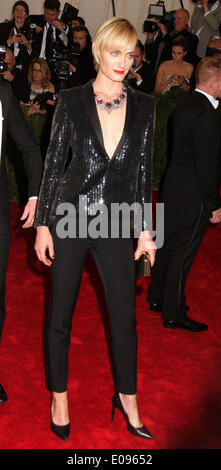 5. Mai 2014 - New York, New York, USA - Modell AMBER VALLETTA besucht die 2014-Kostüm-Institut-Benefiz-Gala-Eröffnung des "Charles James: über Mode und die neue Anna Wintour Kostüm Center' an das Metropolitan Museum of Art statt. (Bild Kredit: Nancy Kaszerman/ZUMAPRESS.com ©) Stockfoto