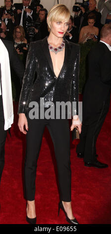 5. Mai 2014 - New York, New York, USA - Modell AMBER VALLETTA besucht die 2014-Kostüm-Institut-Benefiz-Gala-Eröffnung des "Charles James: über Mode und die neue Anna Wintour Kostüm Center' an das Metropolitan Museum of Art statt. (Bild Kredit: Nancy Kaszerman/ZUMAPRESS.com ©) Stockfoto