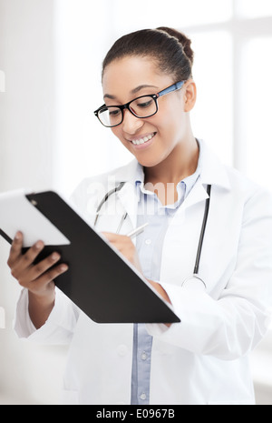 Afrikanische Ärztin im Krankenhaus Stockfoto