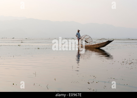 Süd-Ost-Asien Myanmar Burma Shan State Nyaungshwe Lake Inle Intha Bein Rudern Fischer bei Sonnenuntergang Sonnenuntergang die Fischer verwenden Netze Stockfoto