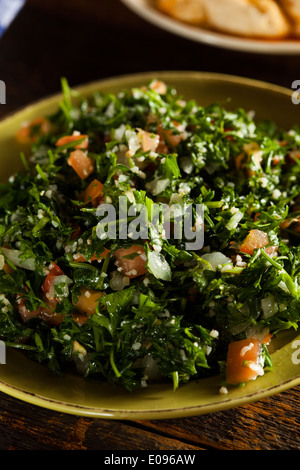 Gesunde Bio Taboulé Salat mit Tomaten und Petersilie Stockfoto