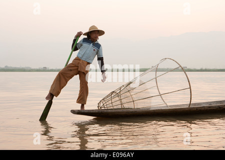 Süd-Ost-Asien Myanmar Burma Shan State Nyaung Shwe Lake Inle Intha Bein Rudern Fischer im Morgengrauen die Fischer Netze verwenden Stockfoto