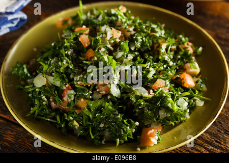 Gesunde Bio Taboulé Salat mit Tomaten und Petersilie Stockfoto