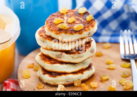 Käse-Pfannkuchen mit Rosinen Stockfoto