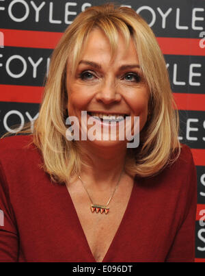 London, UK, UK. 10. Oktober 2013. Helen Fielding unterschreibt Exemplare ihres Buches "Bridget Jones: Mad About The Boy" Foyles Gallery. © Ferdaus Shamim/ZUMA Wire/ZUMAPRESS.com/Alamy Live-Nachrichten Stockfoto