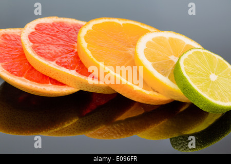 Scheiben einer Orange. Symbolische Foto Fue gesunde Vitamine durch frisches Obst, Scheiben Einer Orange. Symbolfoto Fue Gesunde Vitamin d Stockfoto