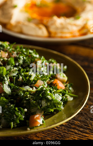 Gesunde Bio Taboulé Salat mit Tomaten und Petersilie Stockfoto