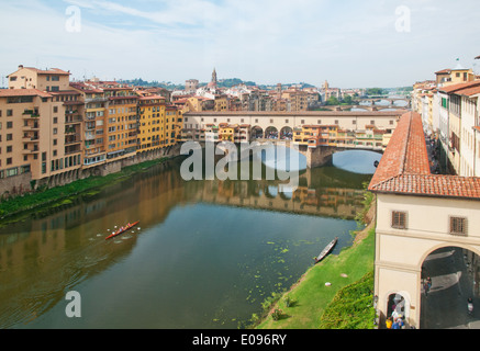 Ewern Reihe vorbei Il Ponte Vecchio oder alte Brücke über den Fluss Arno gesehen von der Rückseite des Uffizi Galerie Florenz Italien Stockfoto