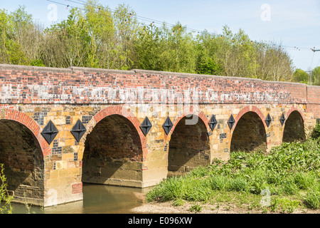 Ansicht der Ziegel und Stein gebaute Straße Brücke über den Fluss Stour in Moreton-in-Marsh in der Warwickshire Cotswolds an einem sonnigen Tag Stockfoto