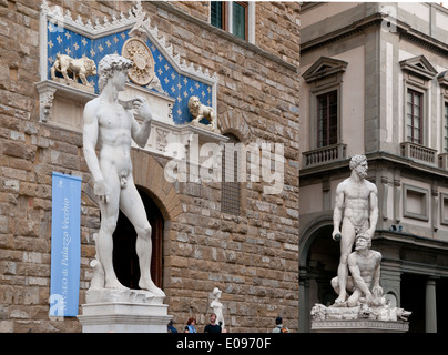 Reproduktion Michelangelos Statue des David mit Bandinellis Hercules und Grab in der Piazza della Signoria Florence Italy Stockfoto