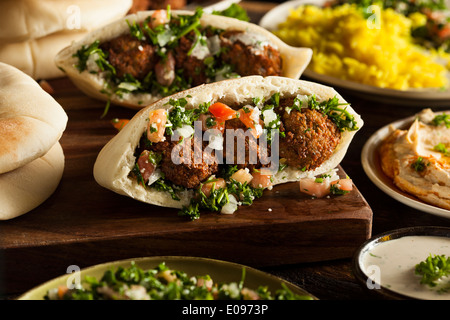 Gesunde vegetarische Falafel Pita mit Reis und Salat Stockfoto