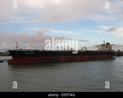 Tanker Jiu Hua San festgemacht an der Fawley Öl-Raffinerie terminal Southampton Hampshire England UK Stockfoto