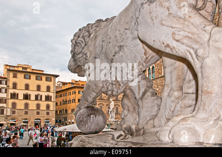 16. Jahrhundert Stil Statue Löwen Blick aus der Loggia dei Lanzi auf Piazza della Signoria Florence Italy Stockfoto