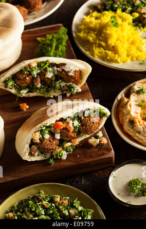 Gesunde vegetarische Falafel Pita mit Reis und Salat Stockfoto