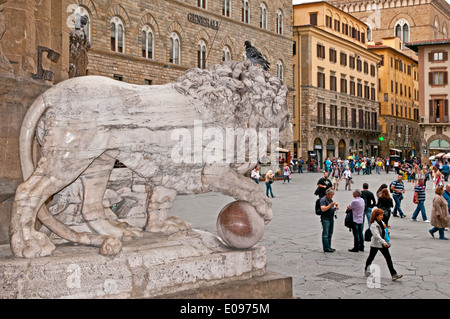 Klassischen Stil Statue Löwen Blick aus der Loggia dei Lanzi auf Piazza della Signoria Florence Italy Stockfoto