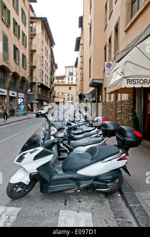 Zeile der Motorroller geparkt auf der Via dei Bardi in der Nähe von Ponte Vecchio Florenz Italien Stockfoto
