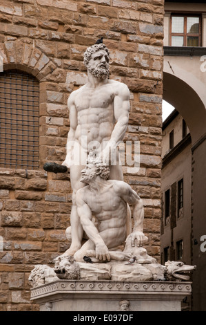 Statue des Herkules und Grab von Bartolommeo Bandinelli in Piazza della Signoria Florence Italy Stockfoto