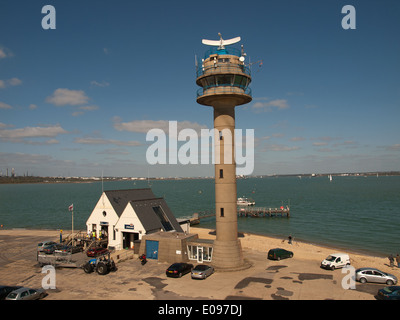 Calshot Küstenwache Turm und Lifeboat station Southampton Hampshire England UK Stockfoto