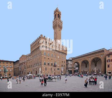 Piazza della Signoria Florenz Italien mit dem Palazzo Vecchio und Loggia della Signoria. Stockfoto