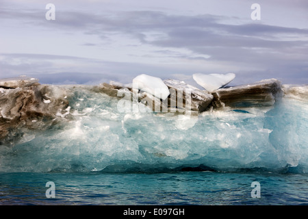 schmutzige Schicht an Spitze der invertierten Eisberg Gletschereis Cierva Bucht Antarktis entnommen Stockfoto