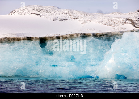 schmutzige Schicht an Spitze der invertierten Eisberg Gletschereis Cierva Bucht Antarktis entnommen Stockfoto