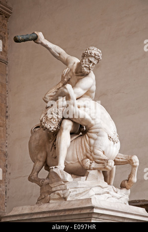 Statue des Herkules und der Zentaur Nessus 1599 von Giambologna in der Loggia dei Lanzi in Piazza della Signoria Florence Italy Stockfoto