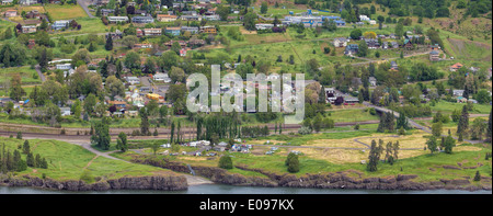 Stadt von Lyle Washington entlang der Columbia River Gorge Panorama Stockfoto