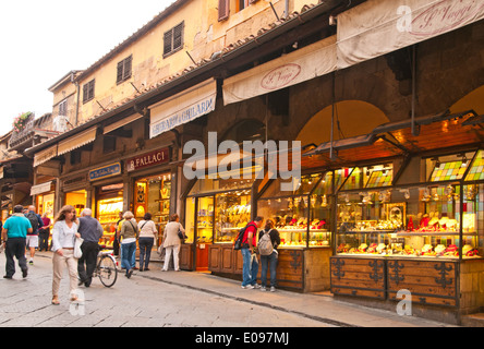 Schmuck und Juweliere Geschäfte auf Il Ponte Vecchio alte Brücke Florenz Italien Stockfoto