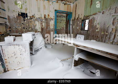 Innere des Biscoe Haus ehemaligen norwegischen Aktieselskabet Hektor Walfang-Station Whalers Bucht Täuschung Insel Antarctica Stockfoto