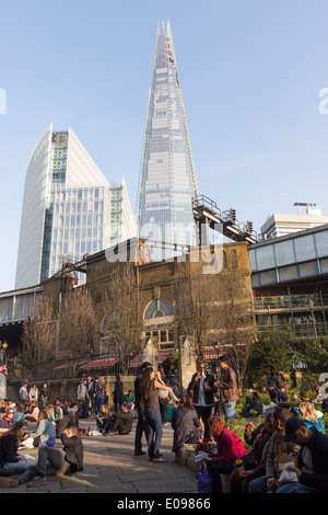 Shard Wolkenkratzer aus Southwark Cathedral - London Stockfoto