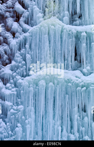 Ein Wasserfall gefroren von der Kälte. Wasserfall vereist im Winter., Ein von der Kaelte Gefrorener Wasserfall. Vereister Wasserfall ich Stockfoto