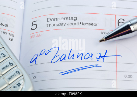 Ein Termin in einem Kalender eingetragen: Zahnarzt, Ein Termin ist in Einem Kalender Eingetragen: Zahnarzt Stockfoto