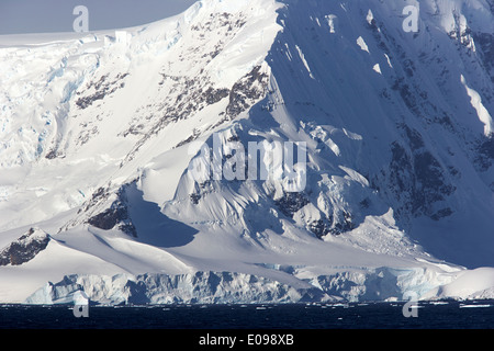 Nebel bedeckt Mountain Ridge Arctowski Halbinsel Antarktis Stockfoto