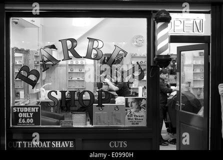 Friseure in der Grainger Markt, Newcastle-upon-Tyne, Tyne and Wear shop Stockfoto