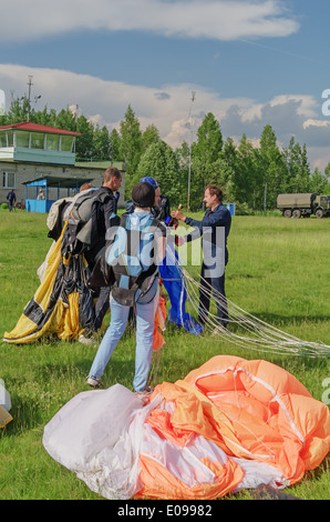 Eines Tages mit Fallschirmspringer in Flugplatz. Fallschirmspringer nach einer Landung. Stockfoto