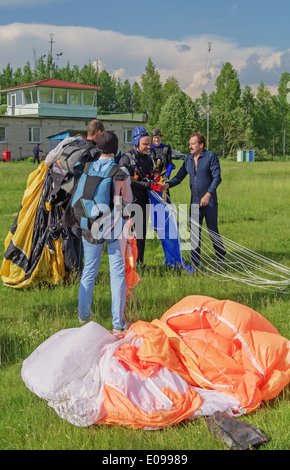 Eines Tages mit Fallschirmspringer in Flugplatz. Fallschirmspringer nach einer Landung. Stockfoto