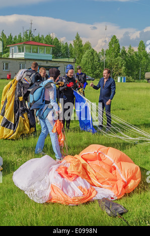 Eines Tages mit Fallschirmspringer in Flugplatz. Fallschirmspringer nach einer Landung. Stockfoto