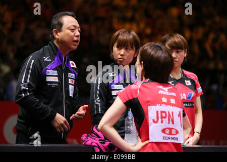 1. Yoyogi-Gymnasium, Tokio, Japan. 5. Mai 2014. (L-R) Yasukazu Murakami, Kasumi Ishikawa, Saki Tashiro, Yuka Ishigaki (JPN), 5. Mai 2014 - Tischtennis: 2014 World Team Tischtennis Meisterschaften Women Finalmatch zwischen China 3-0 Japan am 1. Yoyog Stockfoto