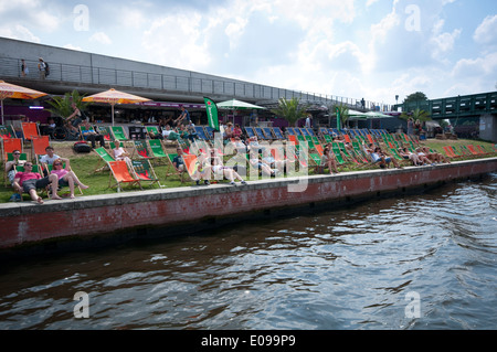 Deutschland, Berlin, Fluss Spree, Menschen entspannen im Liegestuhl am Ufer der Spree Stockfoto