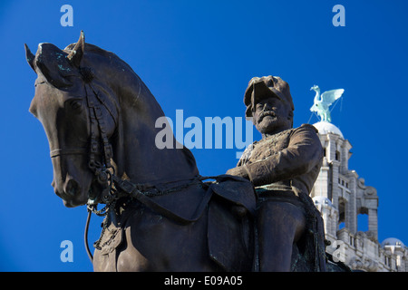 König Edward VII Denkmal Pier Head Liverpool mit Liver Building im Hintergrund Stockfoto