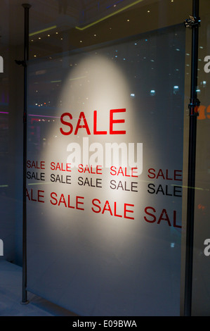 In einem Schaufenster eines Geschäfts wird es zum endgültigen Verkauf., In Einem Schaufenster Eines Geschaeftes Wird Auf der Schlu darauf hingewiesen Stockfoto