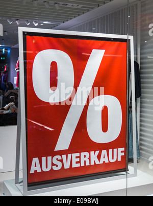 In einem Schaufenster eines Geschäfts wird es zum endgültigen Verkauf., In Einem Schaufenster Eines Geschaeftes Wird Auf der Schlu darauf hingewiesen Stockfoto