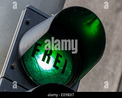 Mit dem Eintritt in das Parkhaus eine Ampel mit grünem Licht. Kostenlose Parkplätze zur Verfügung., Bei der Einfahrt Stockfoto