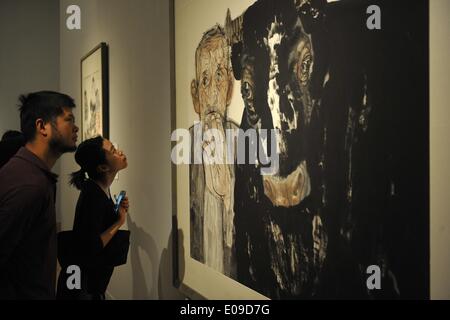 Peking, China. 7. Mai 2014. Besucher sehen Sie ein Bild während der Ausstellung von zeitgenössischer chinesischer Tusche-Malerei und Bildhauerei an der National Art Museum of China in Peking, Hauptstadt von China, 7. Mai 2014 zu arbeiten. © Lu Peng/Xinhua/Alamy Live-Nachrichten Stockfoto