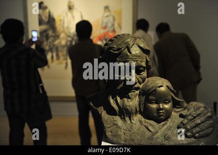 Peking, China. 7. Mai 2014. Besucher fotografieren ein Malerarbeiten während der Ausstellung der zeitgenössischen chinesischen Tuschemalerei und Bildhauerei an der National Art Museum of China in Peking, Hauptstadt von China, 7. Mai 2014. © Lu Peng/Xinhua/Alamy Live-Nachrichten Stockfoto