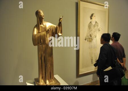 Peking, China. 7. Mai 2014. Besucher sehen Sie ein Bild während der Ausstellung von zeitgenössischer chinesischer Tusche-Malerei und Bildhauerei an der National Art Museum of China in Peking, Hauptstadt von China, 7. Mai 2014 zu arbeiten. © Lu Peng/Xinhua/Alamy Live-Nachrichten Stockfoto